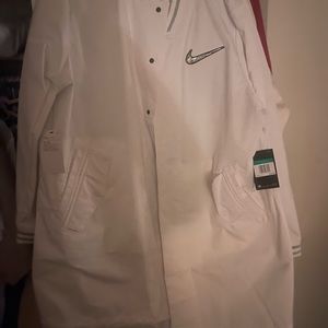 White Nike long jacket!!! Brand New .. Men’s XL..